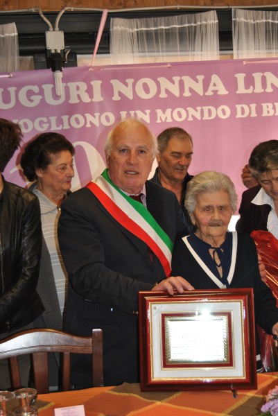 Il Sindaco Pietro Panzironi con "Nonna Lina"