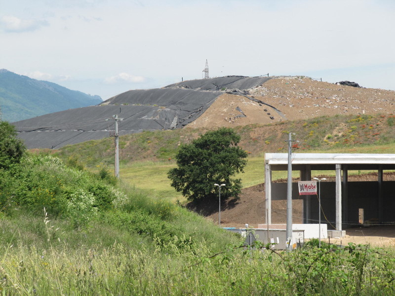 Discarica-Colle-Fagiolara-veduta-scuola