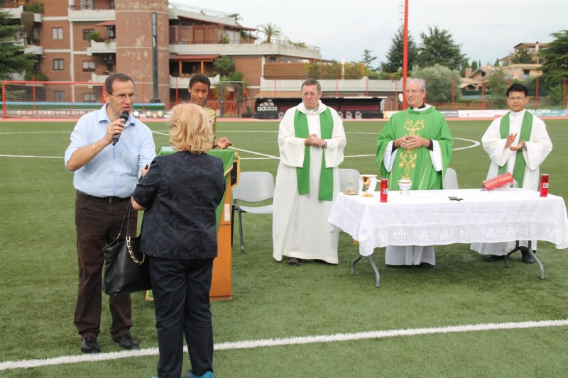 memorial la signora irma (di spalle) e il vescovo martinelli al centro dei celebranti (Large)