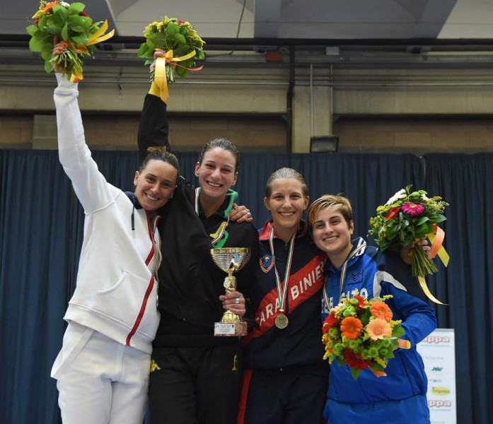 loreta gulotta (tuta nera) e livia stagni (tuta carabinieri) sul podio di como (FOTO BIZZI)