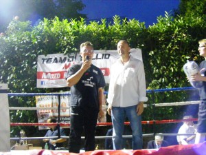 CLAY FEUDA MAESTRO DELLA BOXE VOLSCA SUL PALCO INSIEME AL PRESIDENTE DELLA SAGRA PIZZA PAOLO ANSELMI