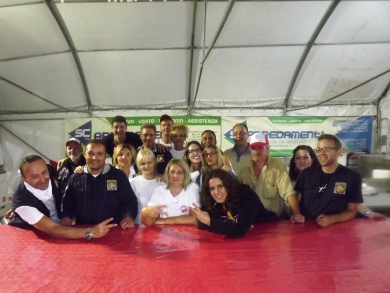 FOTO DI GRUPPO ASSOCIAZIONE MADONNA DEL BUON CONSIGLIO ALLA FINE DELLA FESTA-