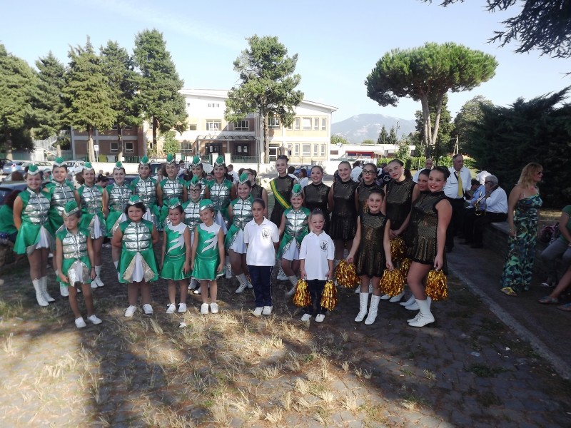 FOTO DI GRUPPO GREEN ANGELS CON LE MAJORETTES CITTA DI LARIANO