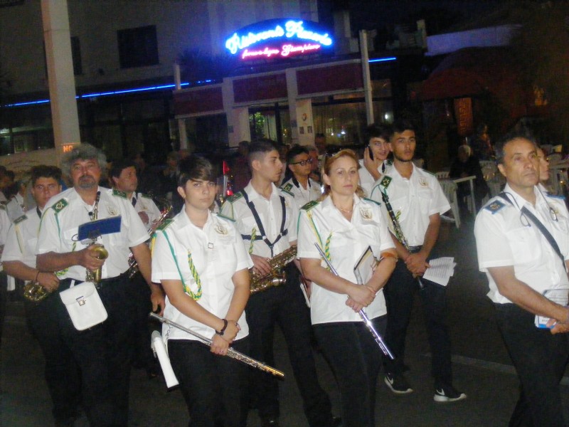 GRUPPO STRUMENTALE CITTA' DI LARIANO IN PROCESSIONE---