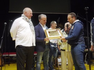 IL PRESIDENTE DELL'ASSOCIAZIONE MADONNA DEL BUON CONSIGLIO SIMONE GRAZIOSI CONSEGNA IL PREMIO BENEMERITO LARIANO 2015 AL DOTTOR CLAUDIO ROMAGGIOLI