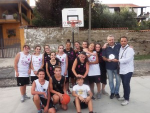 IL PRESIDENTE DELL'ASSOCIAZIONE MADONNA DEL BUON CONSIGLIO SIMONE GRAZIOSI CONSEGNA UNA TARGA AL BASKET LARIANO ASD