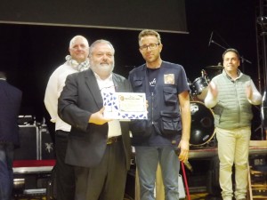 IL VICEPRESIDENTE DELL'ASSOCIAZIONE ALESSANDRO CHIARI CONSEGNA IL PREMIO BRUNO CHIARI AL VICE PARROCO DI LARIANO PADRE DOMENICO AIUTO