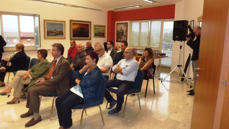 PUBBLICO CHE ASSISTE CONFERENZA DI PRESENTAZIONE