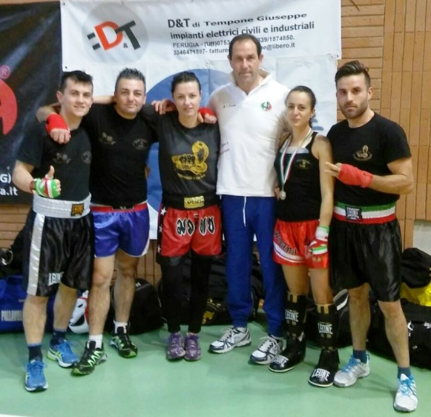 GLI ATLETI DELL'AS KICK BOXING CASTELLI ROMANI CON IL MAESTRO TOMMASO D'ADAMO