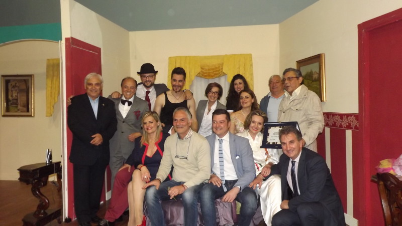 FOTO DI GRUPPO FINALE CON LA COMPAGNIA CHI SARA' DI SCENA, AMMINISTRATORI COMUNALI DI LARIANO E PRESIDENTE AVIS COMUNALE GABRIELE LUDOVISI-1