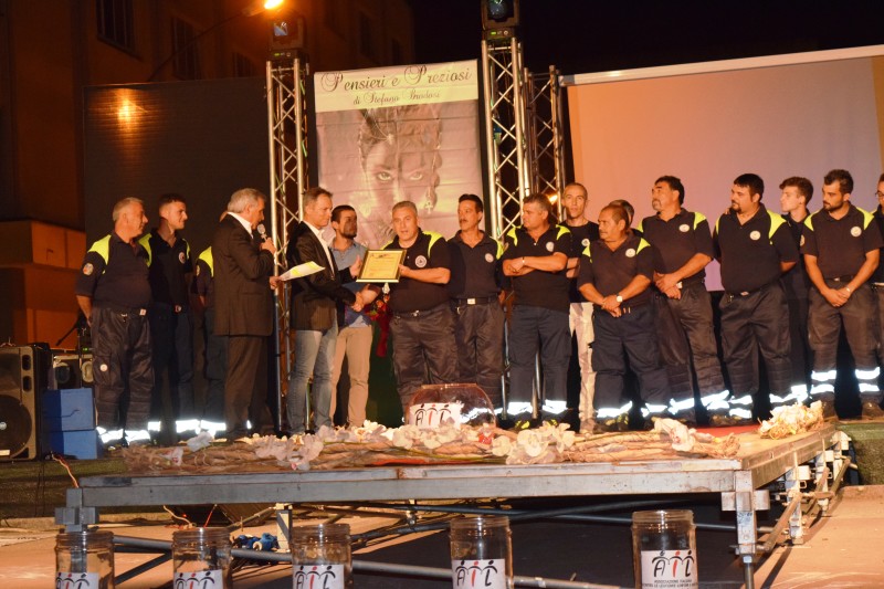 -- CONSEGNATO PREMIO SOLIDARIETA ALL'ASSOCIAZIONE VOLONTARIATO PROTEZIONE CIVILE SANTARSIERO-