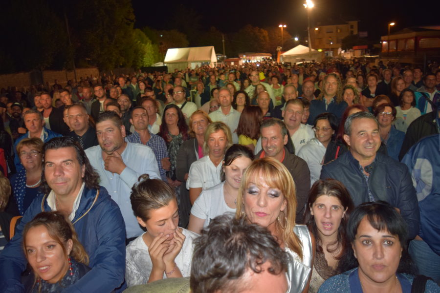 il-pubblico-numeroso-che-assiste-al-concerto-di-gigione