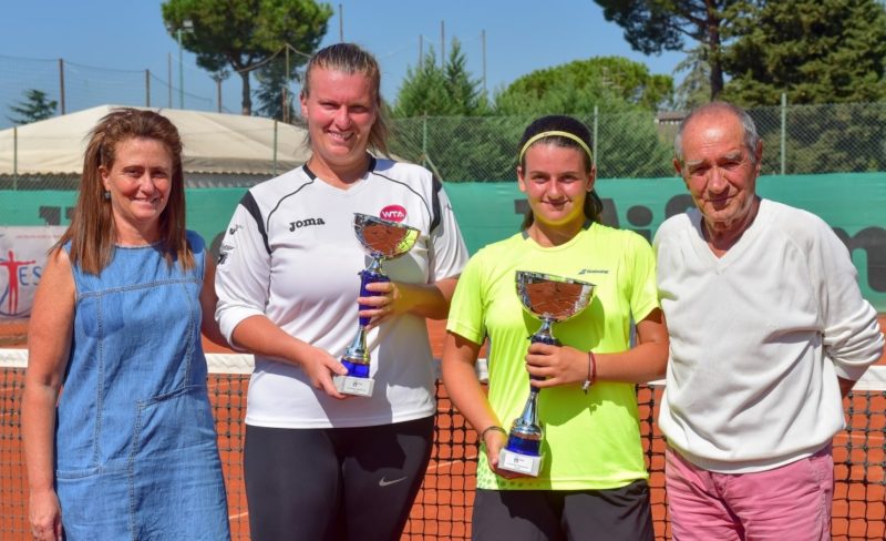 la-ricci-e-la-mastromarino-maglia-gialla-in-mezzo-a-sabrina-e-modesto-molinari-medium