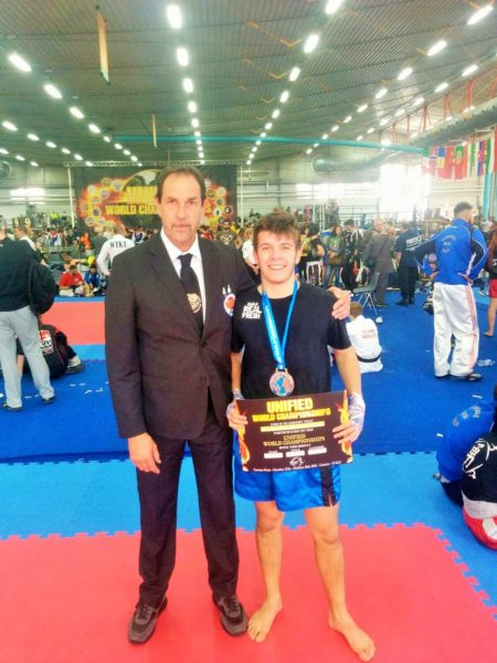 il-maestro-tommaso-dadamo-con-latleta-emanuele-gargiulo-campione-mondiale-categoria-cadetti-13-15-anni-69-kg