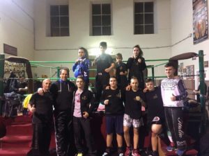 foto-di-gruppo-as-kick-boxing-castelli-romani-con-il-maestro-tommaso-dadamo