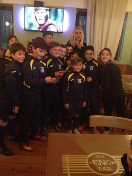 i-piccoli-atleti-della-virtus-divino-amore-assieme-a-ilary-blasi